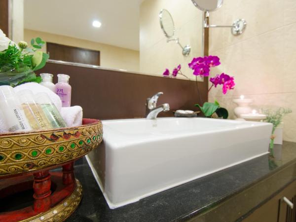 Grand Mercure Bangkok Asoke Residence : photo 5 de la chambre grande suite lit king-size deluxe avec salon et balcon