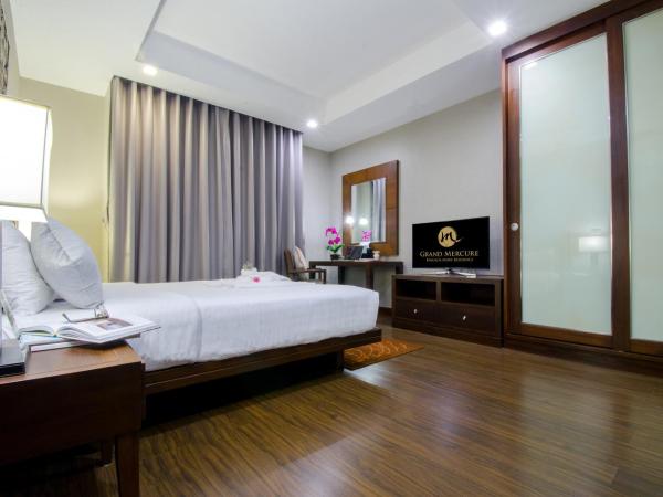 Grand Mercure Bangkok Asoke Residence : photo 3 de la chambre suite lit king-size deluxe avec salon et balcon