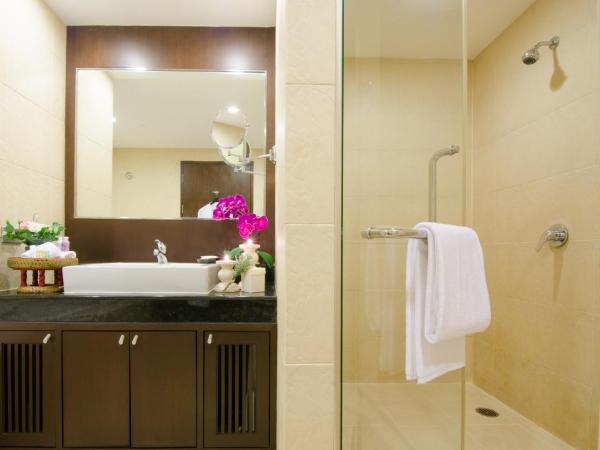Grand Mercure Bangkok Asoke Residence : photo 4 de la chambre suite lit king-size deluxe avec salon et balcon