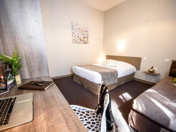 Hotel De La Pommeraie : photo 10 de la chambre chambre triple