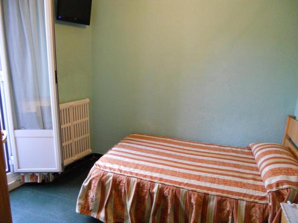 Hostal La Perla Asturiana : photo 2 de la chambre chambre simple