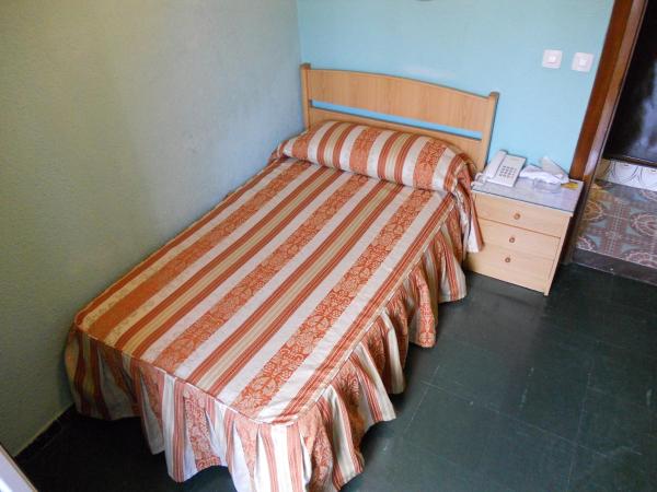 Hostal La Perla Asturiana : photo 3 de la chambre chambre simple