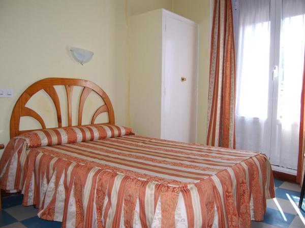 Hostal La Perla Asturiana : photo 2 de la chambre chambre double