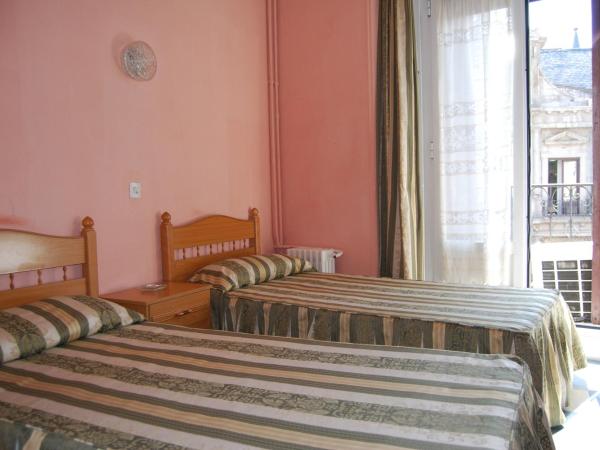 Hostal La Perla Asturiana : photo 1 de la chambre chambre lits jumeaux