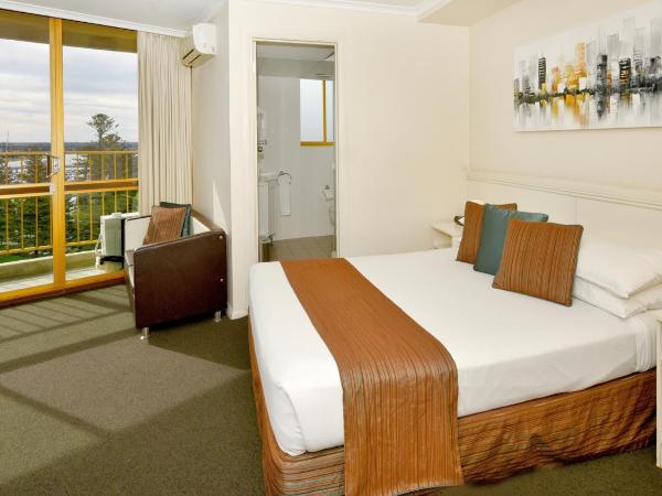 Atlantic Tower Motor Inn : photo 9 de la chambre chambre lit queen-size avec balcon