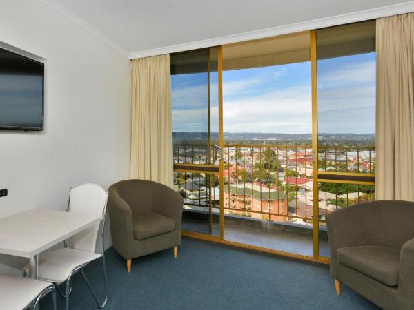 Atlantic Tower Motor Inn : photo 3 de la chambre chambre lit queen-size avec balcon