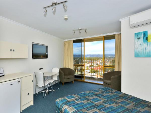 Atlantic Tower Motor Inn : photo 1 de la chambre chambre lit queen-size avec balcon