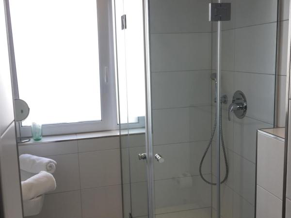 Pension Sölde : photo 4 de la chambre chambre double avec salle de bains privative