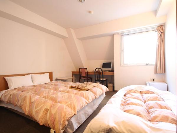 Sakura Hotel Ikebukuro : photo 3 de la chambre chambre double supérieure avec lit d'appoint et salle de bains privative