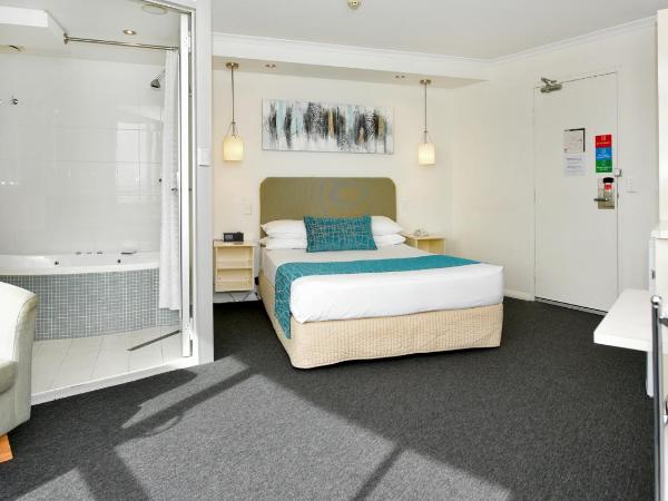 Atlantic Tower Motor Inn : photo 4 de la chambre chambre premium lit queen-size avec baignoire spa