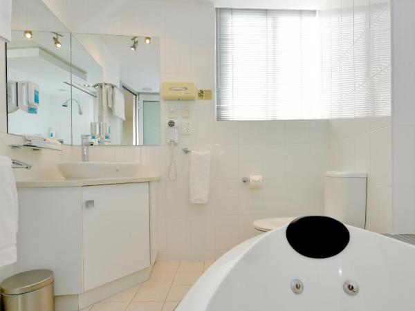 Atlantic Tower Motor Inn : photo 10 de la chambre chambre premium lit queen-size avec baignoire spa