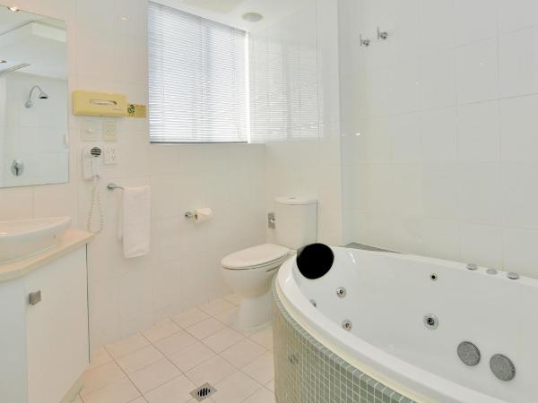 Atlantic Tower Motor Inn : photo 9 de la chambre chambre premium lit queen-size avec baignoire spa