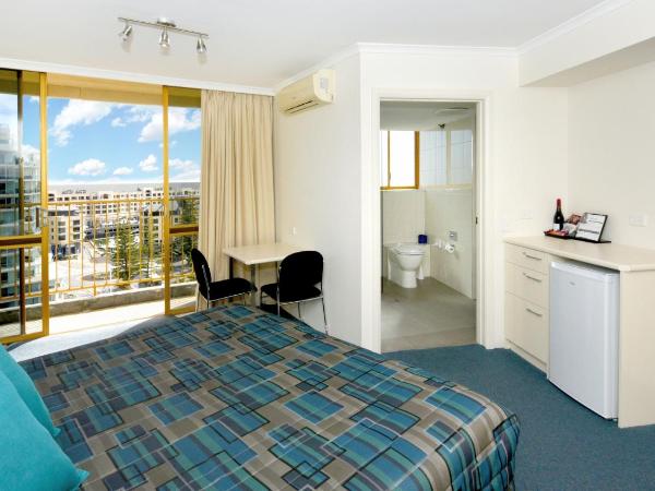 Atlantic Tower Motor Inn : photo 8 de la chambre chambre lit queen-size avec balcon - accessible aux personnes à mobilité réduite