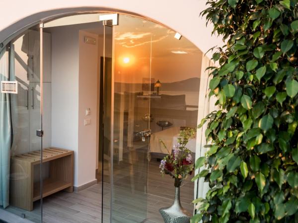 Kratiras View Luxury Suites : photo 2 de la chambre suite supérieure avec bain à remous - vue sur caldera