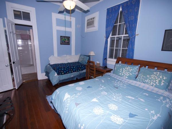 The Burgundy Bed and Breakfast : photo 2 de la chambre chambre avec 1 lit queen-size, 1 lit simple et 1 baignoire/douche