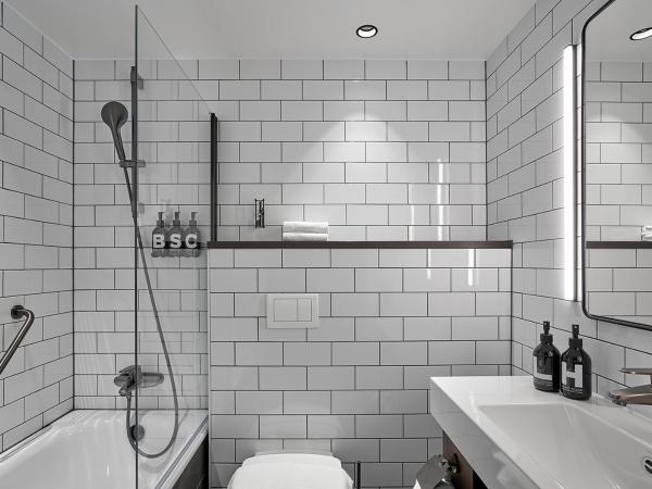 Downtown Camper by Scandic : photo 5 de la chambre grande chambre double avec baignoire