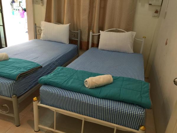 Baan Taweesuk Guest House : photo 8 de la chambre chambre familiale deluxe