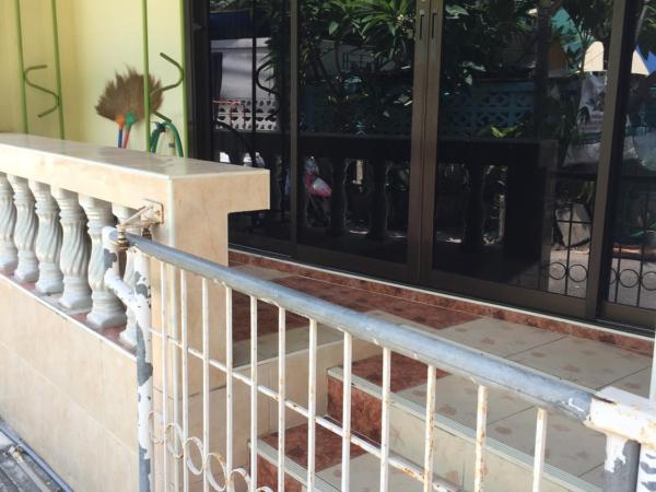 Baan Taweesuk Guest House : photo 3 de la chambre chambre familiale deluxe