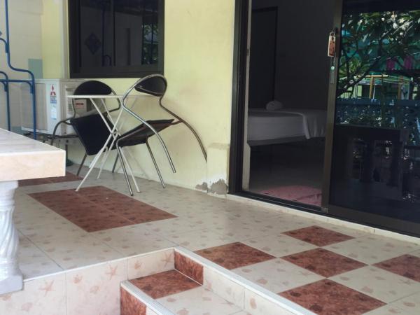 Baan Taweesuk Guest House : photo 6 de la chambre chambre familiale deluxe