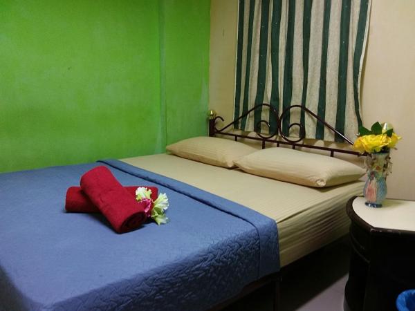 Oasis Guest House : photo 1 de la chambre chambre double ou lits jumeaux avec salle de bains commune