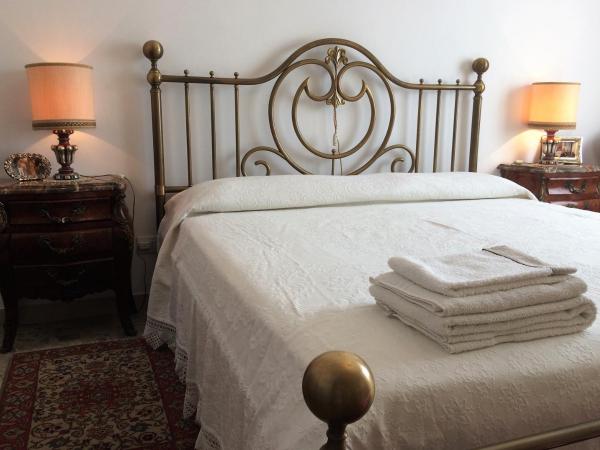 B&B Pergolesi : photo 4 de la chambre chambre lit queen-size avec salle de bains commune