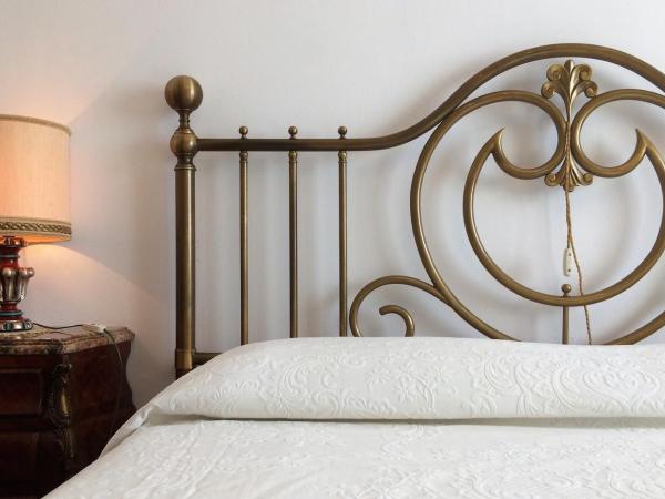 B&B Pergolesi : photo 5 de la chambre chambre lit queen-size avec salle de bains commune