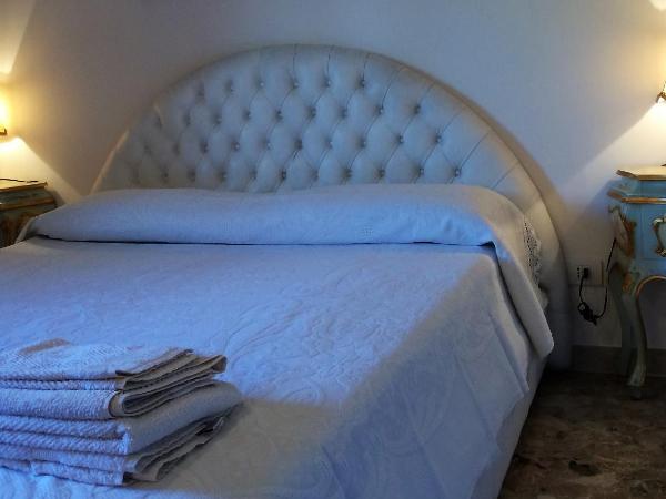 B&B Pergolesi : photo 4 de la chambre chambre double ou lits jumeaux - vue sur montagnes