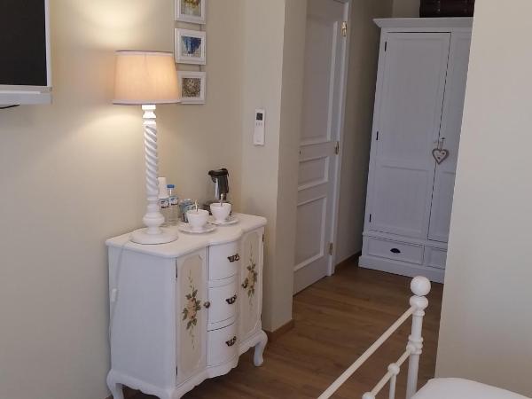 B&B Villa Blanche : photo 4 de la chambre chambre lit queen-size - vue sur jardin