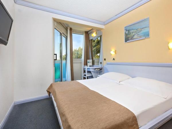Hotel Plavi Plava Laguna : photo 3 de la chambre chambre classique avec balcon - côté parc