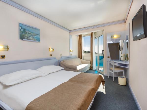 Hotel Plavi Plava Laguna : photo 2 de la chambre chambre classique avec canapé-lit et balcon - vue sur mer
