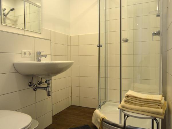 Pension Elisabeth - Rooms & Apartments : photo 3 de la chambre appartement - vue sur jardin