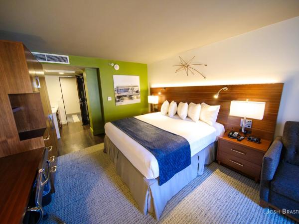 Alder Hotel Uptown New Orleans : photo 1 de la chambre chambre lit king-size avec balcon