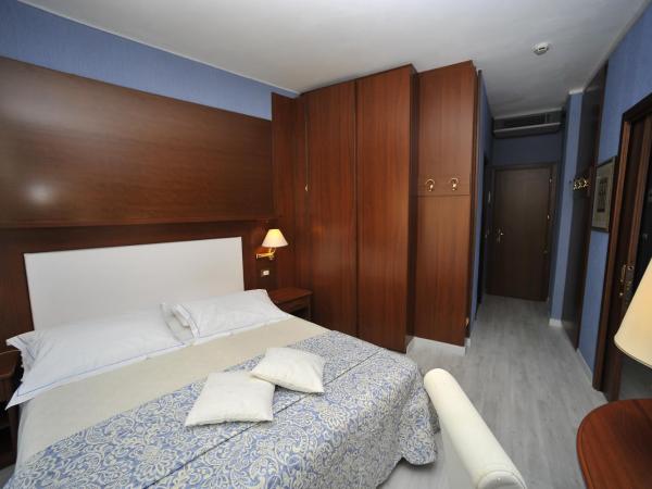 Hotel Corallo : photo 3 de la chambre chambre familiale - vue latérale sur mer