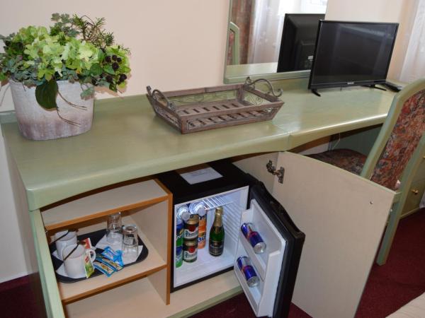 HOTEL ARÉNA : photo 3 de la chambre chambre double avec salle de bains privative