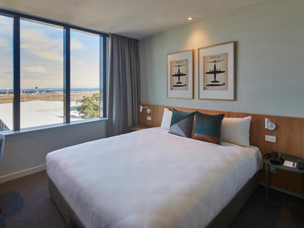 Mantra Hotel at Sydney Airport : photo 3 de la chambre studio lit king-size - vue sur aéroport