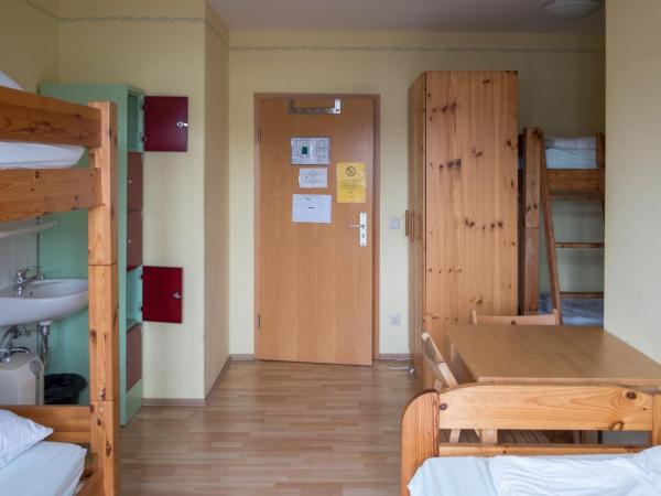 Hostel Louise 20 : photo 3 de la chambre lit superposé dans dortoir mixte