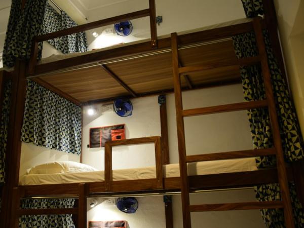 Jaipur Jantar Hostel : photo 8 de la chambre dortoir climatisé rang 6 lits