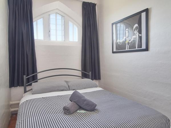Jailhouse Accommodation : photo 5 de la chambre chambre double avec salle de bains commune