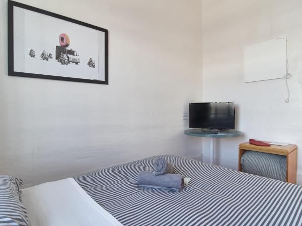 Jailhouse Accommodation : photo 3 de la chambre chambre double avec salle de bains commune