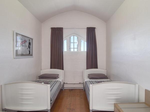 Jailhouse Accommodation : photo 7 de la chambre chambre lits jumeaux standard avec salle de bains commune