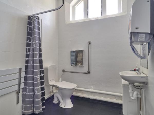 Jailhouse Accommodation : photo 4 de la chambre chambre simple avec salle de bains commune