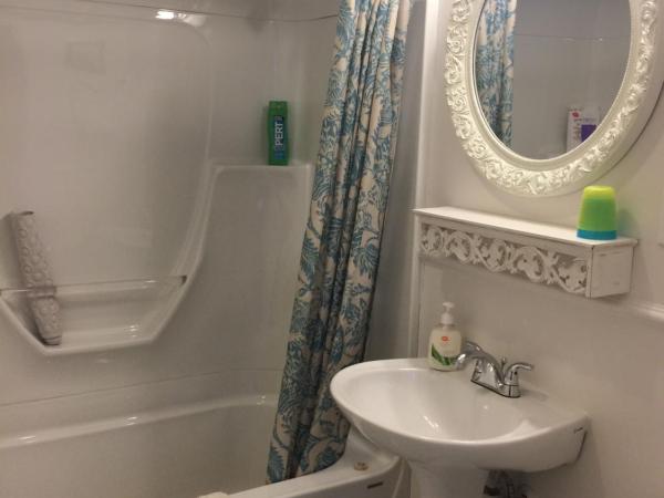 Rideau Inn : photo 4 de la chambre chambre lit queen-size avec salle de bains privative 