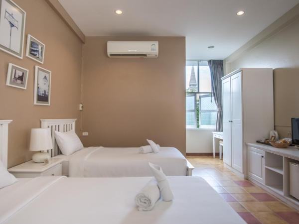 Feung Nakorn Balcony Rooms and Cafe : photo 7 de la chambre chambre deluxe double ou lits jumeaux