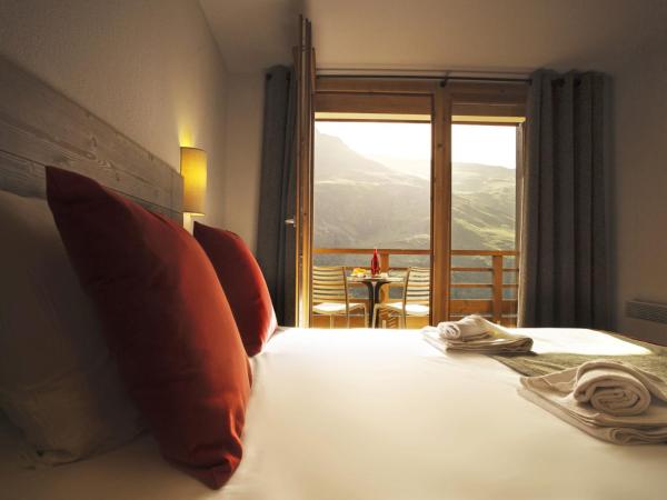 Résidence Club mmv Le Coeur des Loges **** : photo 2 de la chambre appartement familial 2 chambres (6 personnes) - vue sur montagne