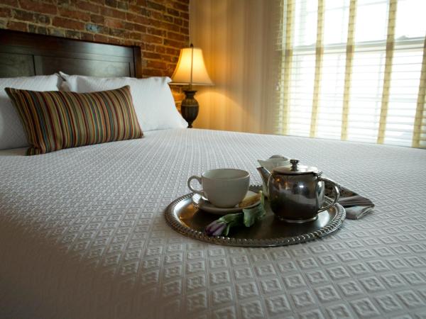 Penn's View Hotel Philadelphia : photo 4 de la chambre chambre lit king-size avec baignoire spa