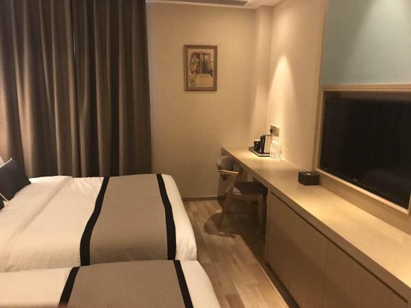 SHANGHAI-DECO Hotel-Free shuttle bus from Pudong Airport and Disneyland : photo 8 de la chambre chambre familiale avec douche