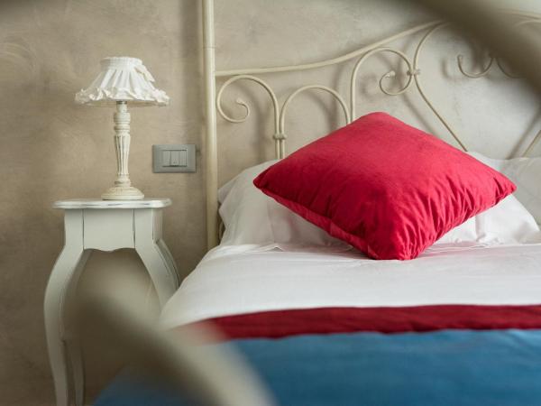 Cerea BnB : photo 7 de la chambre chambre double avec salle de bains privative