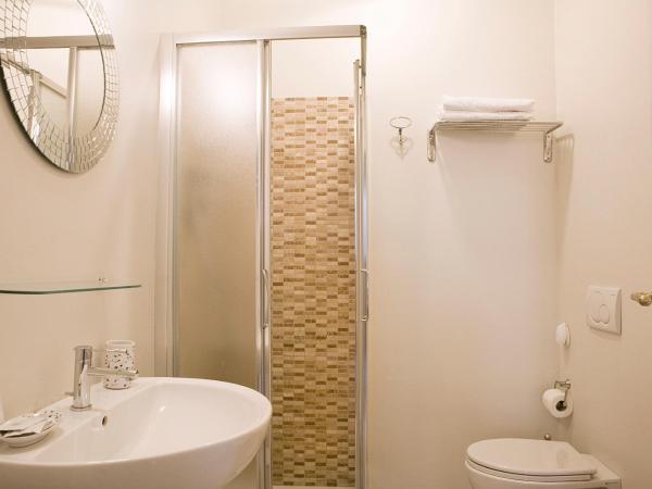 B&B Leopoldo : photo 4 de la chambre chambre double avec salle de bains privative extérieure