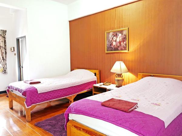 Wiang Inn Mansion : photo 1 de la chambre chambre lits jumeaux avec balcon