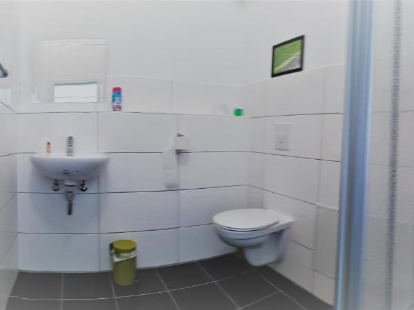 Hostel 199 : photo 6 de la chambre chambre quadruple avec salle de bains